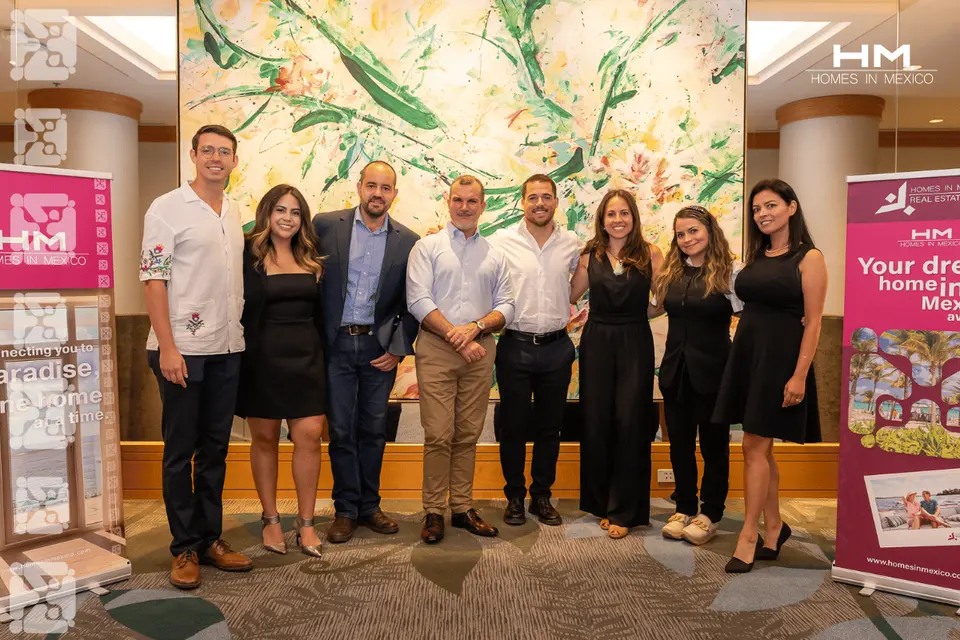 From left to right: Fernando Córdova, Eimy Moino, Benjamin Monroy, Marcelo Ramírez (CCO Grupo Emerita), Carlos "Cali" Palma (CEO Grupo Emerita), Denisse Moran, Mariana Ojesto and Adriana Preston.