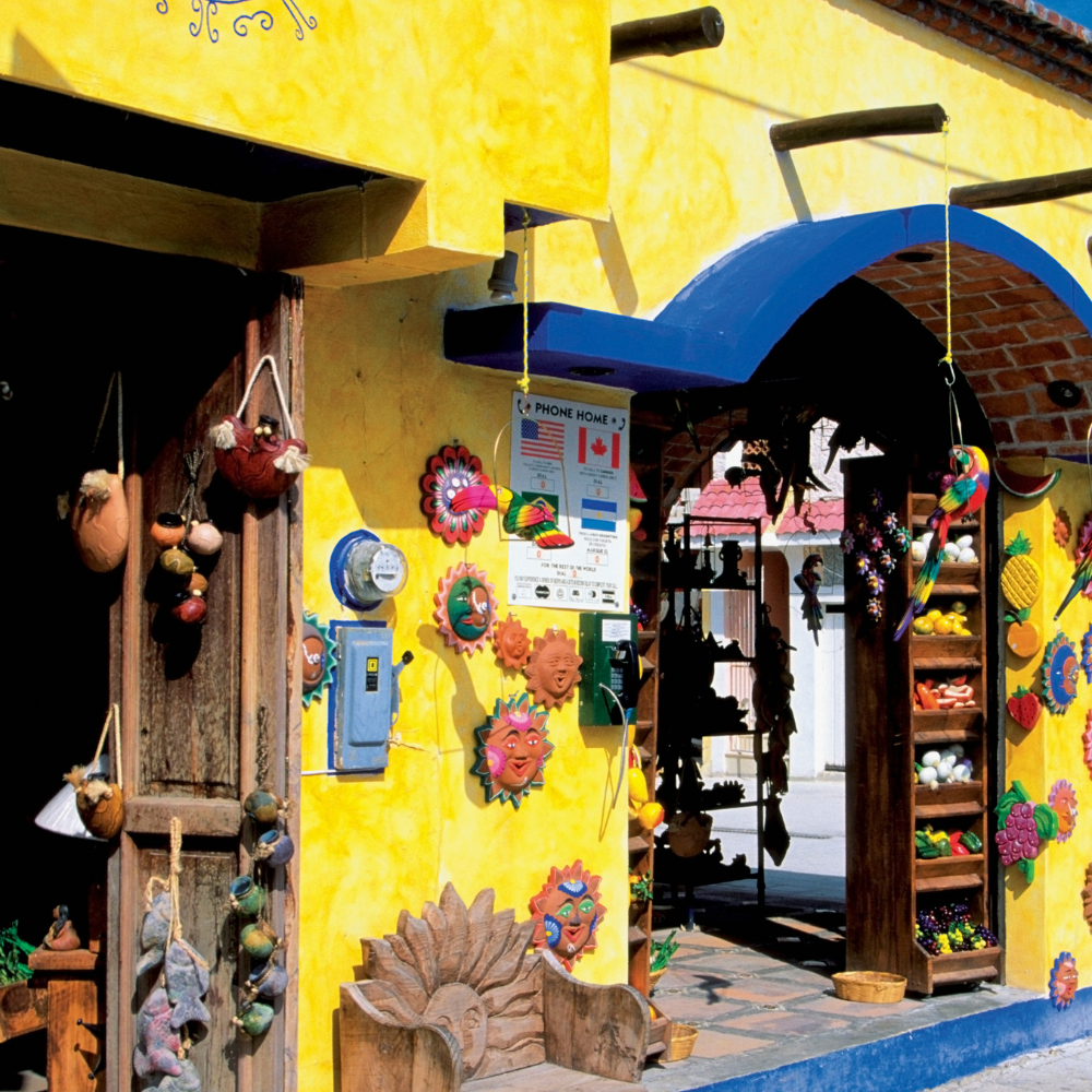 Homes in Mexico - playa del carmen souvenir shop - 1000x1000