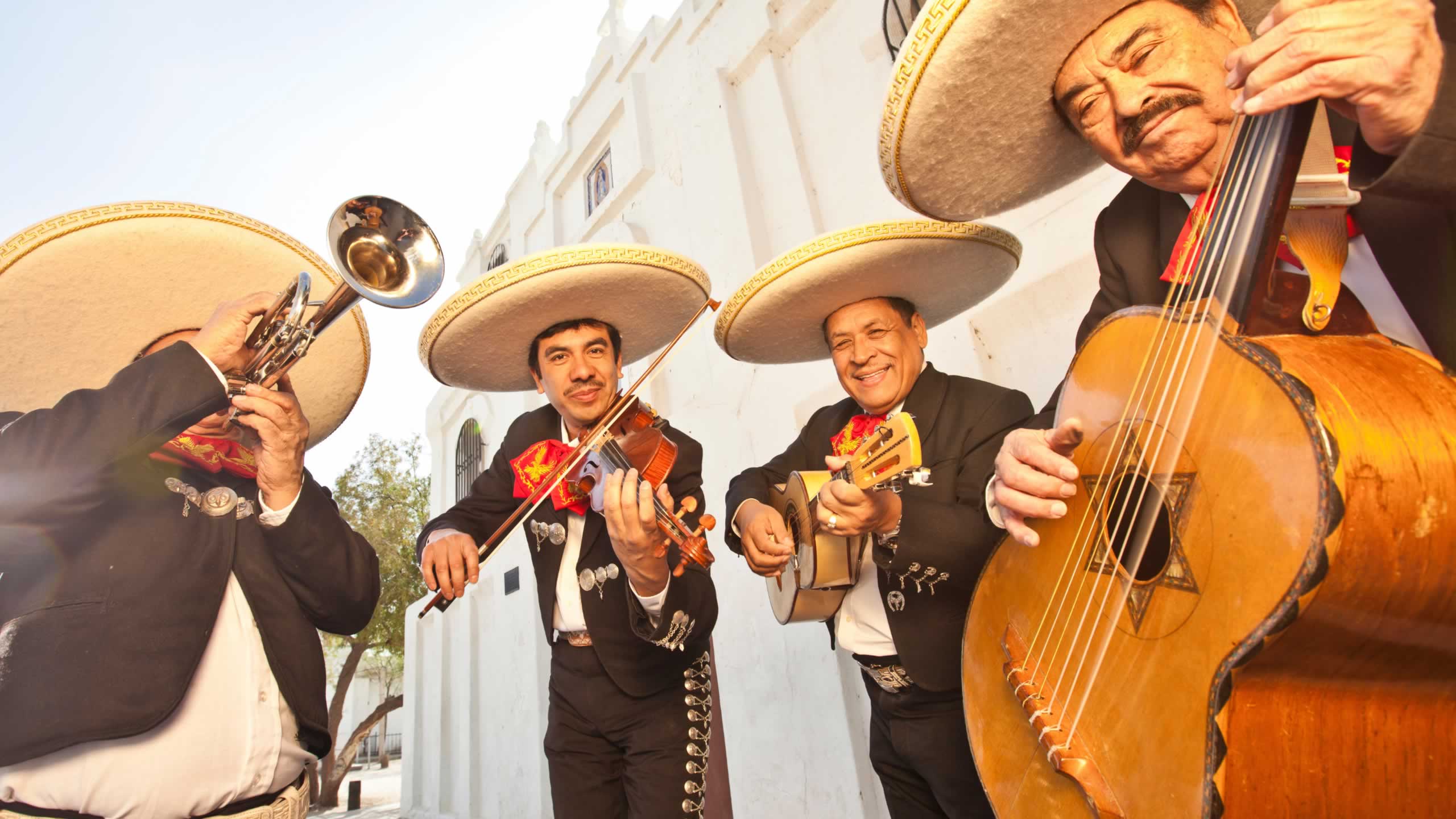 Homes-in-Mexico-mariachi-2560-x-1440-o