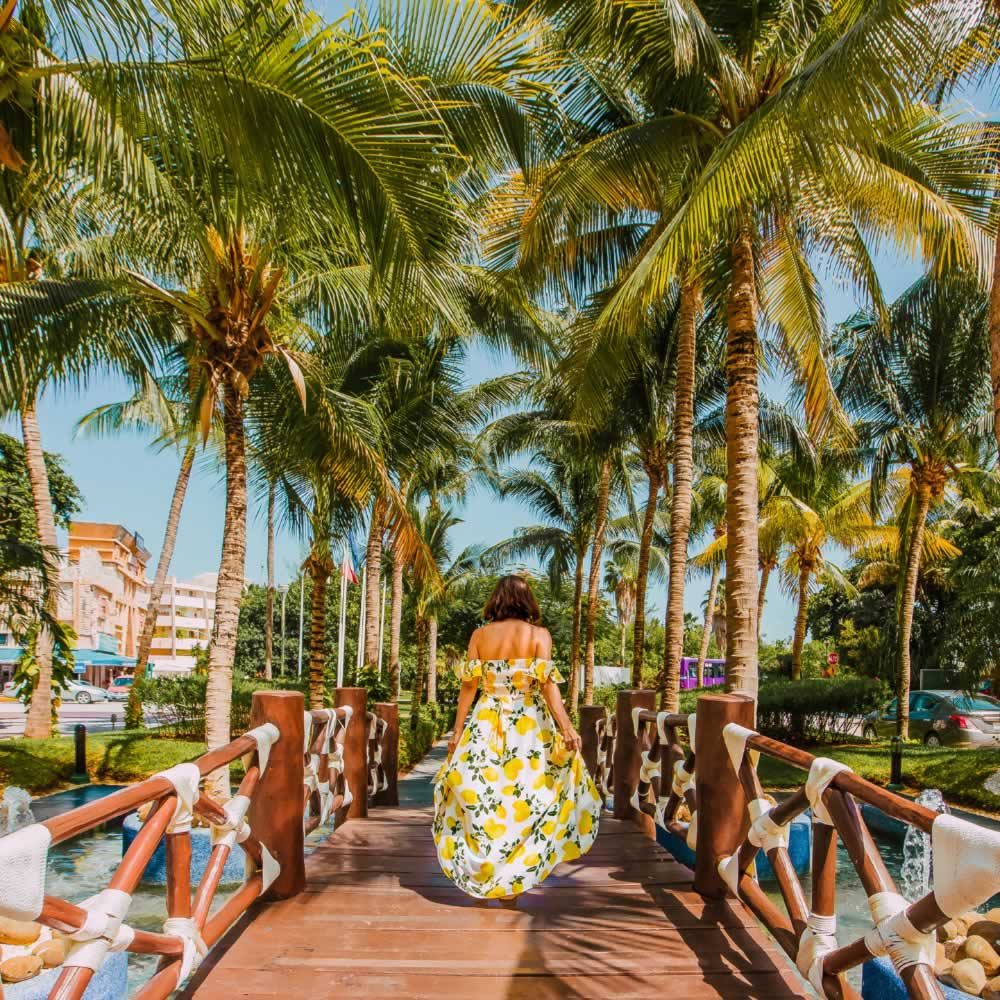 Cancun-woman-on-bridge-o