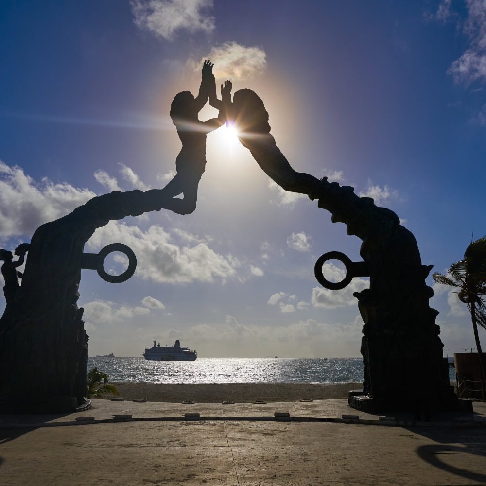 Homes-in-Mexico-Riviera-maya-Playa-del-Carmen-Portal-sculpture--o